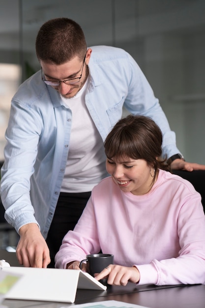 Oficinistas trabajando juntos como equipo