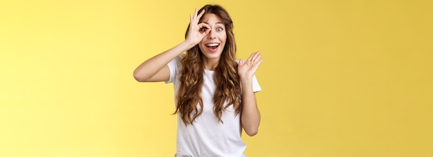 Foto gratuita oh hola te veo fascinado lindo joven encantadora agitando la palma decir hola impresionado mirar a través