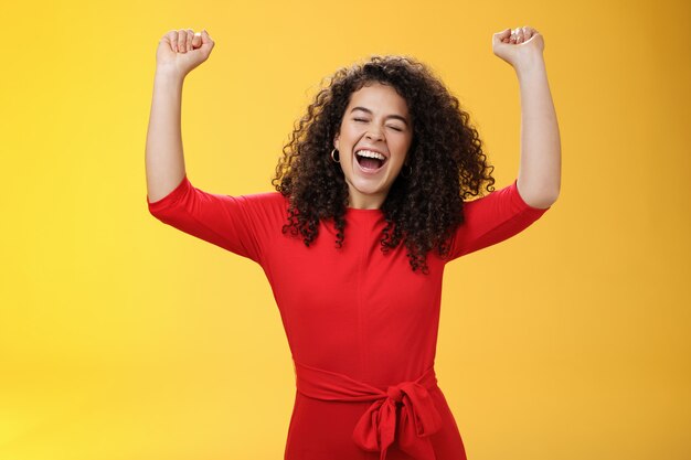 Oh, sí, soy el ganador en la cima del mundo, emocionado, ambicioso y feliz, joven y exitosa busiensswoman getti ...