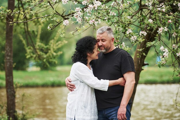 Con los ojos cerrados. Pareja alegre disfrutando de un buen fin de semana al aire libre. Buen clima primaveral