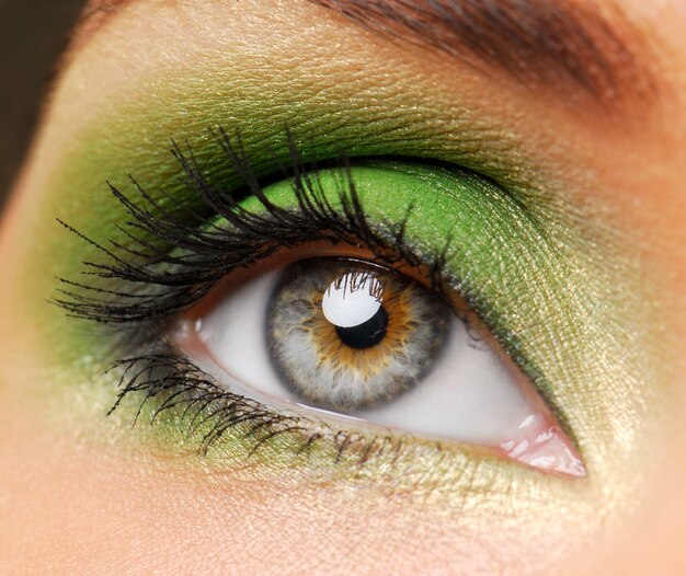 Ojos femeninos con color verde brillante.