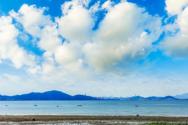 Foto gratuita ola de agua hermoso cielo azul horizonte