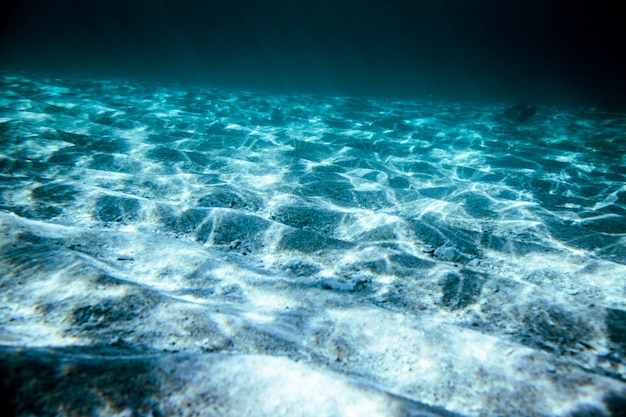 ola bajo el agua