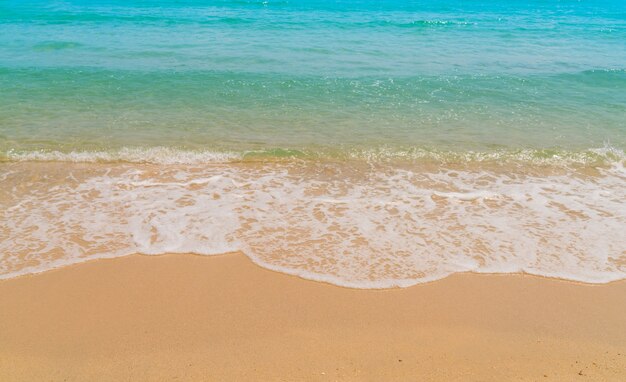 Ola de mar en la playa de arena