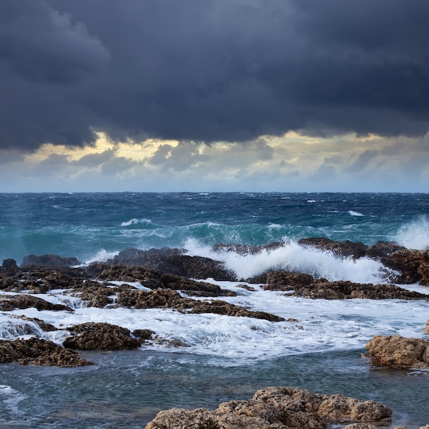 Ola de mar rompiendo contra la costa roca