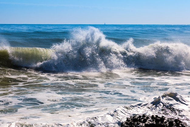 ola de mar durante la tormenta