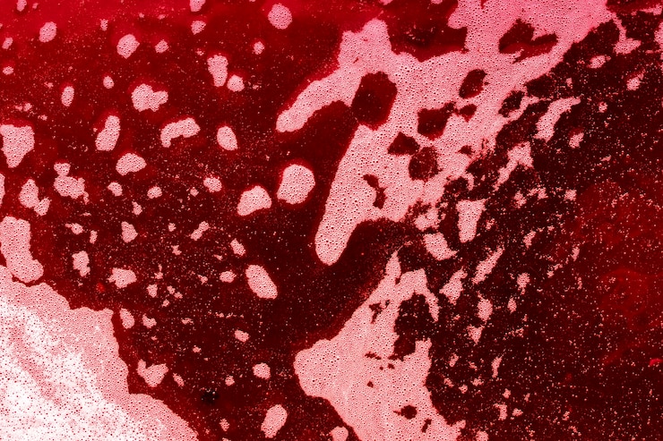 Foto gratuito olas de burbujas en líquido de color rojo