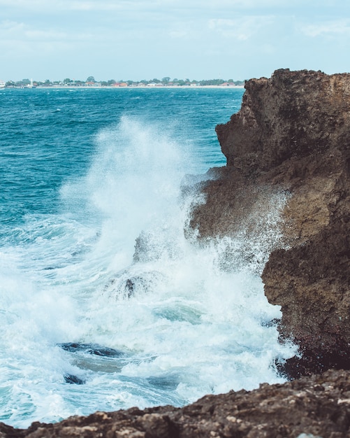 Foto gratuita las olas están a punto de oscilar