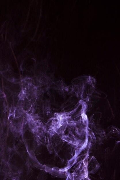Olas de humo púrpura realista aisladas sobre fondo negro