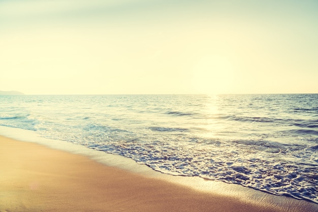 Foto gratuita olas del mar al atardecer y el reflejo del sol