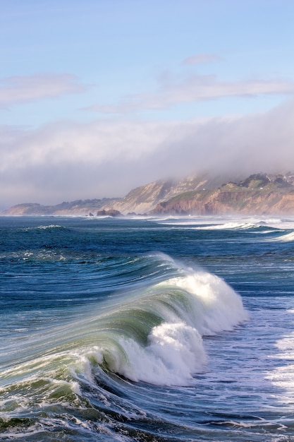 olas del mar y cielo nublado