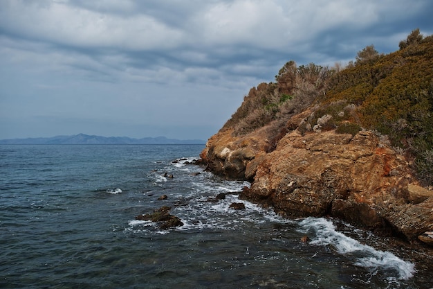 Las olas del mar rompen en el paisaje de rocas de la playa Las olas del mar chocan y salpican en las rocas en Bodrum, Turquía