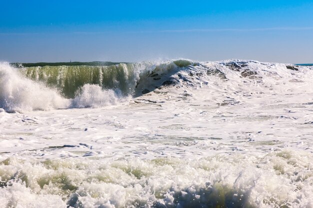 olas del mar durante la tormenta