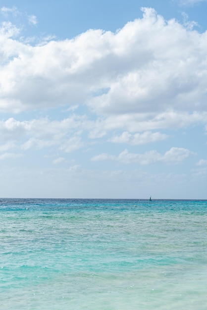 Foto gratuita olas en el océano azul y el cielo.