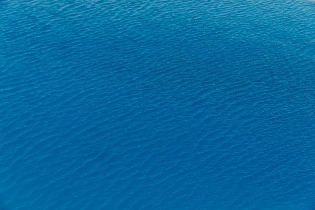 Olas pequeñas en el mar en calma en algún lugar de Grecia