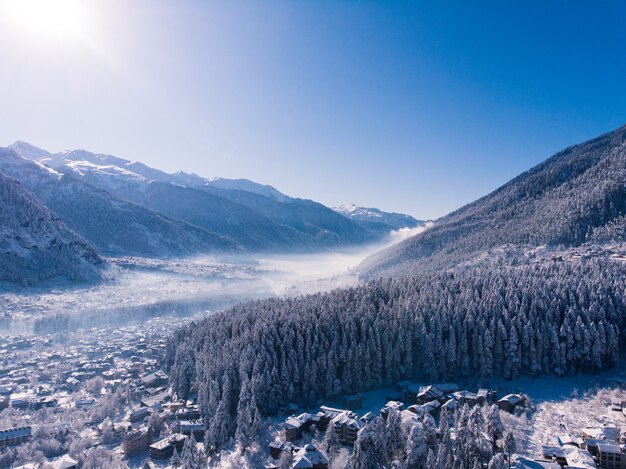 Old-Manali cubierto de nieve fresca de las fuertes nevadas