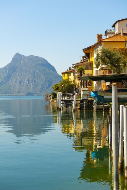 Old Village Gandria y lago alpino de Lugano con montaña