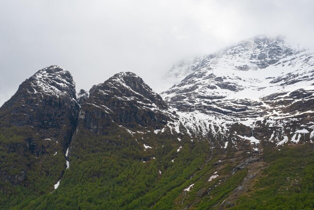 Foto gratuita olden noruega 17 de mayo de 2023 montaña