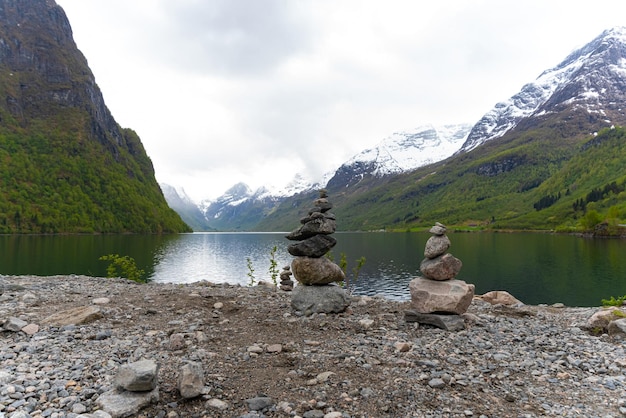 Foto gratuita olden noruega 17 de mayo de 2023 obras de arte en piedra