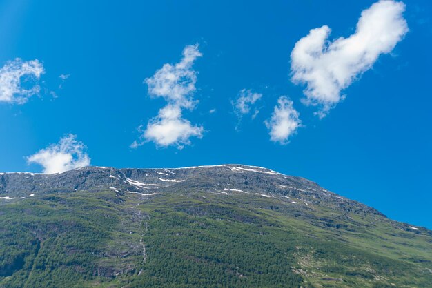 Olden Noruega 28 de junio de 2023 Montaña