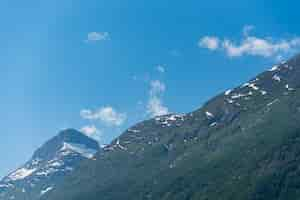 Foto gratuita olden noruega 28 de junio de 2023 montaña