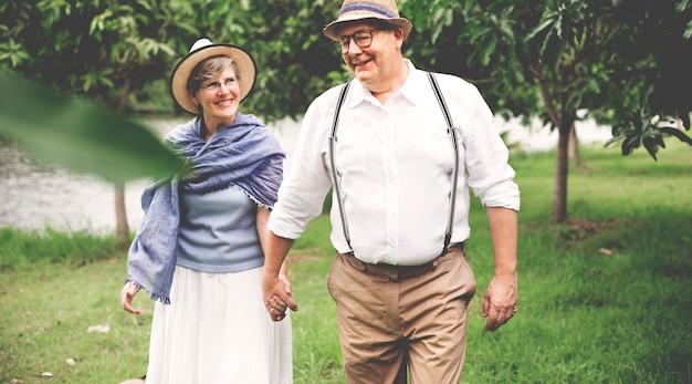 Olderly Couple Happiness Concepto de parque romántico