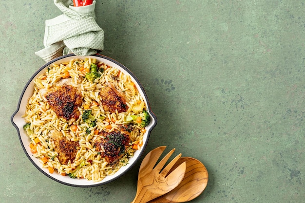 Foto gratuita una olla de pollo y una sartén de orzo