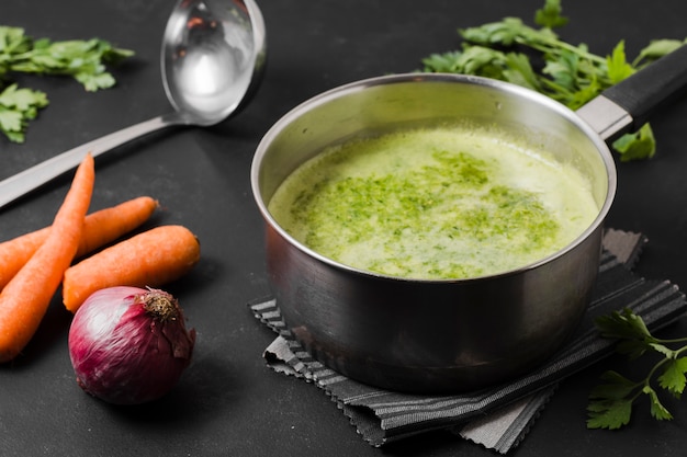 Olla de sopa con zanahorias y cebolla