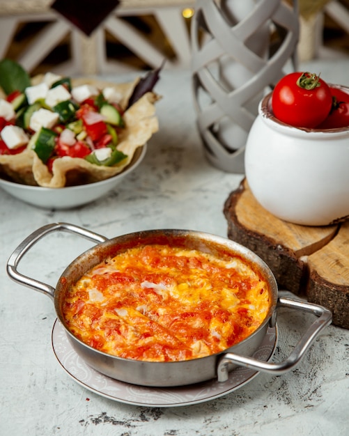 Omellete de tomate y ensalada de pastor con queso