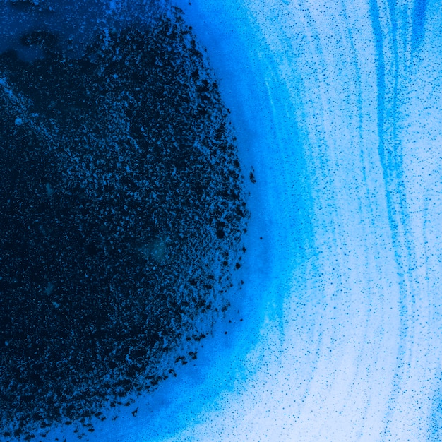 Foto gratuita ondas abstractas de espuma y burbujas en líquido azul