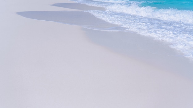 Ondas de agua azul en la orilla de un océano