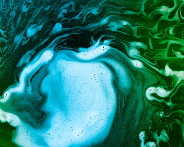 Ondas de espuma en líquido de color degradado