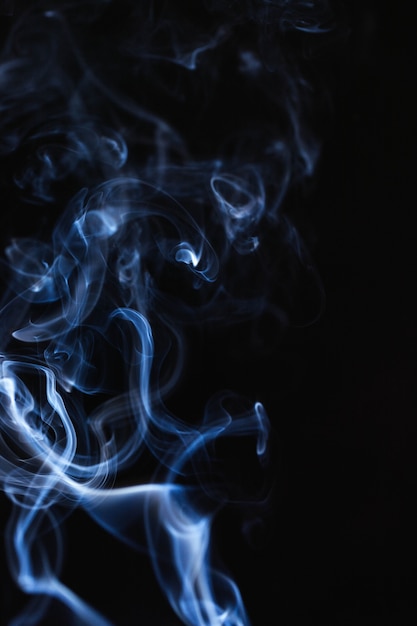 Ondas de humo azul sobre fondo negro