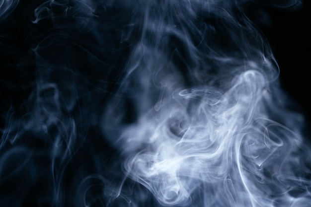 Ondas de humo azul sobre fondo negro