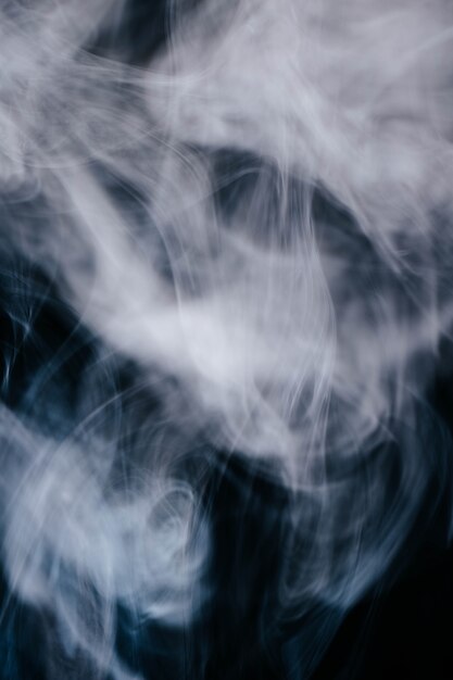 Ondas de humo gris sobre fondo negro