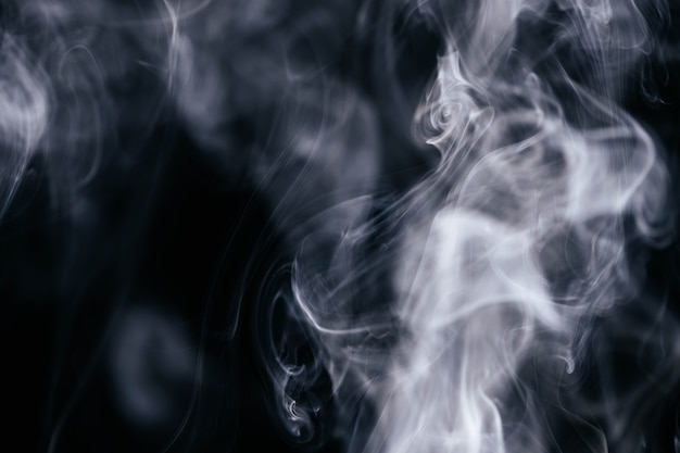 Foto gratuita ondas de humo gris sobre fondo negro