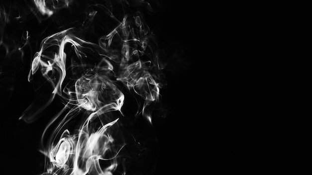 Ondas de humo gris sobre fondo negro