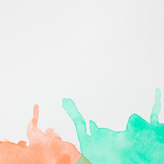 Ondas de tinta de color abstracto sobre superficie blanca