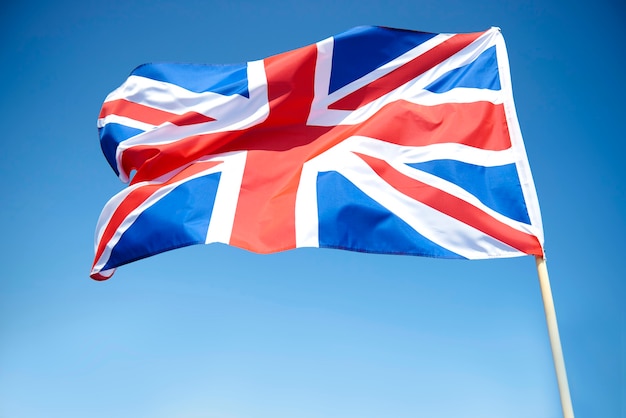 Ondeando la bandera británica en el cielo