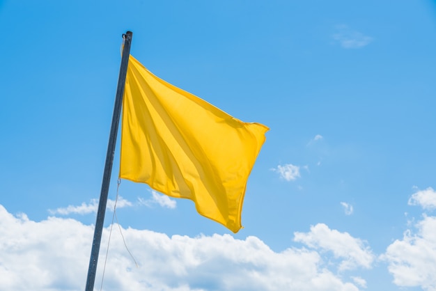 Ondeando la bandera verde que indica el oleaje potencialmente alto en la playa