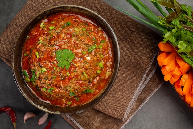 Ong pasta de chile en un mortero Decorado con hermosas guarniciones.