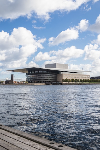 Foto gratuita Ópera de copenhague por el agua en copenhague, dinamarca