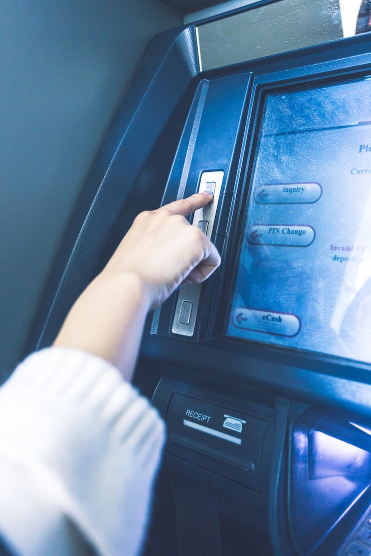 Foto gratuito operación atm en el banco