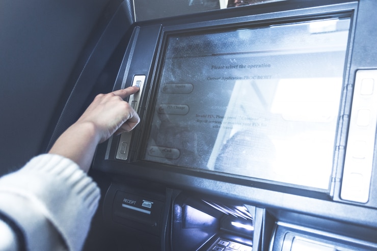 Foto gratuito operación atm en el banco