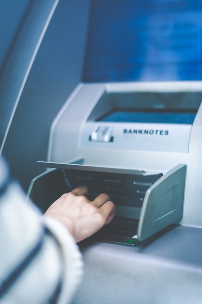 En la operación bancaria ATM, ingrese la contraseña