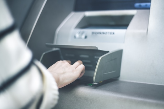 En la operación bancaria ATM, ingrese la contraseña