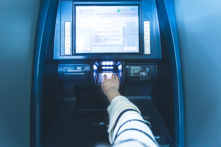 Foto gratuito en la operación bancaria atm, ingrese la contraseña