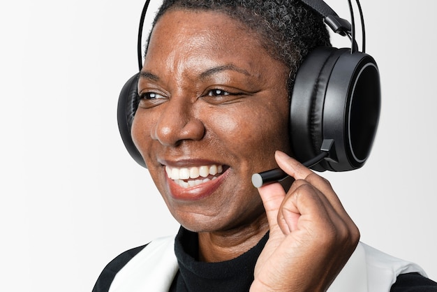 Operador con auriculares y gafas inteligentes.