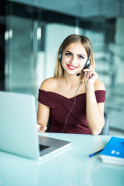 Operador del centro de soporte de Pretty Woman con auriculares en Office