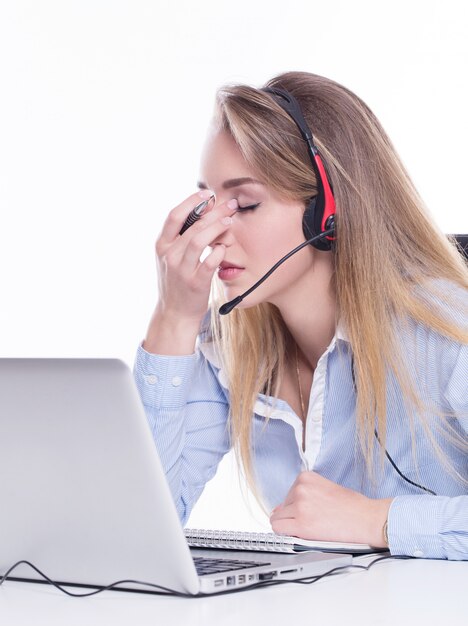 Operador de llamada cansado